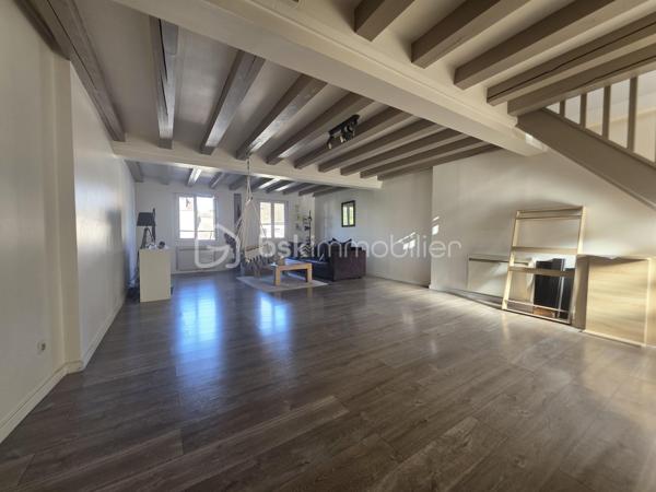 Idéalement situé sur la place centrale de Nemours au pied des commerces des écoles et de la gare SNCF (Paris Gare de Lyon)
Au deuxième étage d’une copropriété calme, ce duplex offre un cadre de vie rare mêlant praticité et authenticité.
Le premier niveau propose un vaste séjour de 50m² et une cuisine indépendante tandis que l’étage accueille deux chambres une salle de bains avec WC et un débarras idéal pour optimiser le rangement. 
Coté pratique, un deuxième lot de copropriété au 1er étage complète cette offre : une pièce buanderie.
Un appartement de 77 m² lumineux au cœur de la vie Nemourienne parfait pour profiter de tout à pied