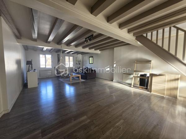 Idéalement situé sur la place centrale de Nemours au pied des commerces des écoles et de la gare SNCF (Paris Gare de Lyon)
Au deuxième étage d’une copropriété calme, ce duplex offre un cadre de vie rare mêlant praticité et authenticité.
Le premier niveau propose un vaste séjour de 50m² et une cuisine indépendante tandis que l’étage accueille deux chambres une salle de bains avec WC et un débarras idéal pour optimiser le rangement. 
Coté pratique, un deuxième lot de copropriété au 1er étage complète cette offre : une pièce buanderie.
Un appartement de 77 m² lumineux au cœur de la vie Nemourienne parfait pour profiter de tout à pied