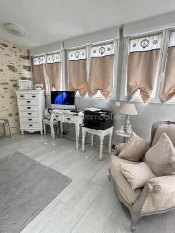 Amoureux de charme, d’authenticité et de nature… cette propriété est faite pour vous.

Dans un environnement paisible et verdoyant, à l’abri des regards, découvrez cette superbe maison briarde de caractère développant environ 146 m² habitables, édifiée sur un magnifique terrain clos et arboré de 1 350 m².

Dès l’arrivée, le charme opère : façade en pierre, cadre bucolique, végétation soignée… une atmosphère rare où calme et sérénité se rencontrent.
À l’intérieur, la maison offre de très beaux volumes et une distribution idéale pour une famille à la recherche d’espace et de confort.
Vous découvrirez :

Une agréable pièce de vie lumineuse avec le cachet de l’ancien,
Une salle à manger chaleureuse propice aux moments de convivialité,
Une cuisine conviviale et fonctionnelle,
Un espace détente pouvant être aménagé selon vos envies : bureau, bibliothèque, salon lecture ou espace télétravail,
Trois belles chambres,
Dont une suite parentale offrant confort et intimité.

La maison séduit par son authenticité : pierres apparentes, volumes généreux, ambiance chaleureuse et potentiel d’aménagement.
À l’extérieur, le terrain de 1 350 m² constitue un véritable havre de paix. Entièrement clos et arboré, il permettra de profiter pleinement des beaux jours en famille ou entre amis.
Un véritable atout rare sur le secteur : deux dépendances indépendantes de 44 m² et 16 m² viennent compléter ce bien. Elles offrent de nombreuses possibilités :
bureau indépendant,
atelier d’artiste,
logement d’appoint,
activité libérale,
espace de télétravail,
studio indépendant ou projet locatif.
Un garage complète également les prestations.
Les + qui font la différence :


✔ Maison pleine de charme
✔ Environnement calme et verdoyant
✔ Terrain plat et arboré
✔ Dépendances avec fort potentiel
✔ Volumes généreux
✔ Idéal famille ou projet mixte habitation / activité
✔ Cadre de vie recherché
✔ Bien rare sur le secteur


Cette propriété séduira les acquéreurs en quête d’un lieu de vie authentique, chaleureux et évolutif, tout en restant proche des commodités.
Une maison où l’on se projette immédiatement.


📞 À visiter sans tarder – Coup de cœur assuré.