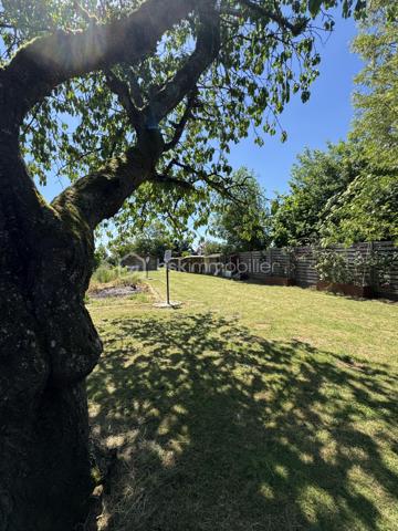Amoureux de charme, d’authenticité et de nature… cette propriété est faite pour vous.

Dans un environnement paisible et verdoyant, à l’abri des regards, découvrez cette superbe maison briarde de caractère développant environ 146 m² habitables, édifiée sur un magnifique terrain clos et arboré de 1 350 m².

Dès l’arrivée, le charme opère : façade en pierre, cadre bucolique, végétation soignée… une atmosphère rare où calme et sérénité se rencontrent.
À l’intérieur, la maison offre de très beaux volumes et une distribution idéale pour une famille à la recherche d’espace et de confort.
Vous découvrirez :

Une agréable pièce de vie lumineuse avec le cachet de l’ancien,
Une salle à manger chaleureuse propice aux moments de convivialité,
Une cuisine conviviale et fonctionnelle,
Un espace détente pouvant être aménagé selon vos envies : bureau, bibliothèque, salon lecture ou espace télétravail,
Trois belles chambres,
Dont une suite parentale offrant confort et intimité.

La maison séduit par son authenticité : pierres apparentes, volumes généreux, ambiance chaleureuse et potentiel d’aménagement.
À l’extérieur, le terrain de 1 350 m² constitue un véritable havre de paix. Entièrement clos et arboré, il permettra de profiter pleinement des beaux jours en famille ou entre amis.
Un véritable atout rare sur le secteur : deux dépendances indépendantes de 44 m² et 16 m² viennent compléter ce bien. Elles offrent de nombreuses possibilités :
bureau indépendant,
atelier d’artiste,
logement d’appoint,
activité libérale,
espace de télétravail,
studio indépendant ou projet locatif.
Un garage complète également les prestations.
Les + qui font la différence :


✔ Maison pleine de charme
✔ Environnement calme et verdoyant
✔ Terrain plat et arboré
✔ Dépendances avec fort potentiel
✔ Volumes généreux
✔ Idéal famille ou projet mixte habitation / activité
✔ Cadre de vie recherché
✔ Bien rare sur le secteur


Cette propriété séduira les acquéreurs en quête d’un lieu de vie authentique, chaleureux et évolutif, tout en restant proche des commodités.
Une maison où l’on se projette immédiatement.


📞 À visiter sans tarder – Coup de cœur assuré.