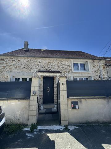 Amoureux de charme, d’authenticité et de nature… cette propriété est faite pour vous.

Dans un environnement paisible et verdoyant, à l’abri des regards, découvrez cette superbe maison briarde de caractère développant environ 146 m² habitables, édifiée sur un magnifique terrain clos et arboré de 1 350 m².

Dès l’arrivée, le charme opère : façade en pierre, cadre bucolique, végétation soignée… une atmosphère rare où calme et sérénité se rencontrent.
À l’intérieur, la maison offre de très beaux volumes et une distribution idéale pour une famille à la recherche d’espace et de confort.
Vous découvrirez :

Une agréable pièce de vie lumineuse avec le cachet de l’ancien,
Une salle à manger chaleureuse propice aux moments de convivialité,
Une cuisine conviviale et fonctionnelle,
Un espace détente pouvant être aménagé selon vos envies : bureau, bibliothèque, salon lecture ou espace télétravail,
Trois belles chambres,
Dont une suite parentale offrant confort et intimité.

La maison séduit par son authenticité : pierres apparentes, volumes généreux, ambiance chaleureuse et potentiel d’aménagement.
À l’extérieur, le terrain de 1 350 m² constitue un véritable havre de paix. Entièrement clos et arboré, il permettra de profiter pleinement des beaux jours en famille ou entre amis.
Un véritable atout rare sur le secteur : deux dépendances indépendantes de 44 m² et 16 m² viennent compléter ce bien. Elles offrent de nombreuses possibilités :
bureau indépendant,
atelier d’artiste,
logement d’appoint,
activité libérale,
espace de télétravail,
studio indépendant ou projet locatif.
Un garage complète également les prestations.
Les + qui font la différence :


✔ Maison pleine de charme
✔ Environnement calme et verdoyant
✔ Terrain plat et arboré
✔ Dépendances avec fort potentiel
✔ Volumes généreux
✔ Idéal famille ou projet mixte habitation / activité
✔ Cadre de vie recherché
✔ Bien rare sur le secteur


Cette propriété séduira les acquéreurs en quête d’un lieu de vie authentique, chaleureux et évolutif, tout en restant proche des commodités.
Une maison où l’on se projette immédiatement.


📞 À visiter sans tarder – Coup de cœur assuré.