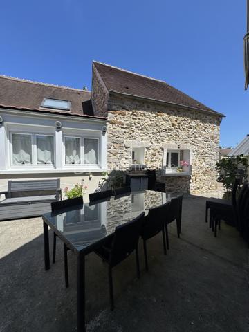 Amoureux de charme, d’authenticité et de nature… cette propriété est faite pour vous.

Dans un environnement paisible et verdoyant, à l’abri des regards, découvrez cette superbe maison briarde de caractère développant environ 146 m² habitables, édifiée sur un magnifique terrain clos et arboré de 1 350 m².

Dès l’arrivée, le charme opère : façade en pierre, cadre bucolique, végétation soignée… une atmosphère rare où calme et sérénité se rencontrent.
À l’intérieur, la maison offre de très beaux volumes et une distribution idéale pour une famille à la recherche d’espace et de confort.
Vous découvrirez :

Une agréable pièce de vie lumineuse avec le cachet de l’ancien,
Une salle à manger chaleureuse propice aux moments de convivialité,
Une cuisine conviviale et fonctionnelle,
Un espace détente pouvant être aménagé selon vos envies : bureau, bibliothèque, salon lecture ou espace télétravail,
Trois belles chambres,
Dont une suite parentale offrant confort et intimité.

La maison séduit par son authenticité : pierres apparentes, volumes généreux, ambiance chaleureuse et potentiel d’aménagement.
À l’extérieur, le terrain de 1 350 m² constitue un véritable havre de paix. Entièrement clos et arboré, il permettra de profiter pleinement des beaux jours en famille ou entre amis.
Un véritable atout rare sur le secteur : deux dépendances indépendantes de 44 m² et 16 m² viennent compléter ce bien. Elles offrent de nombreuses possibilités :
bureau indépendant,
atelier d’artiste,
logement d’appoint,
activité libérale,
espace de télétravail,
studio indépendant ou projet locatif.
Un garage complète également les prestations.
Les + qui font la différence :


✔ Maison pleine de charme
✔ Environnement calme et verdoyant
✔ Terrain plat et arboré
✔ Dépendances avec fort potentiel
✔ Volumes généreux
✔ Idéal famille ou projet mixte habitation / activité
✔ Cadre de vie recherché
✔ Bien rare sur le secteur


Cette propriété séduira les acquéreurs en quête d’un lieu de vie authentique, chaleureux et évolutif, tout en restant proche des commodités.
Une maison où l’on se projette immédiatement.


📞 À visiter sans tarder – Coup de cœur assuré.