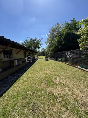 Amoureux de charme, d’authenticité et de nature… cette propriété est faite pour vous.

Dans un environnement paisible et verdoyant, à l’abri des regards, découvrez cette superbe maison briarde de caractère développant environ 146 m² habitables, édifiée sur un magnifique terrain clos et arboré de 1 350 m².

Dès l’arrivée, le charme opère : façade en pierre, cadre bucolique, végétation soignée… une atmosphère rare où calme et sérénité se rencontrent.
À l’intérieur, la maison offre de très beaux volumes et une distribution idéale pour une famille à la recherche d’espace et de confort.
Vous découvrirez :

Une agréable pièce de vie lumineuse avec le cachet de l’ancien,
Une salle à manger chaleureuse propice aux moments de convivialité,
Une cuisine conviviale et fonctionnelle,
Un espace détente pouvant être aménagé selon vos envies : bureau, bibliothèque, salon lecture ou espace télétravail,
Trois belles chambres,
Dont une suite parentale offrant confort et intimité.

La maison séduit par son authenticité : pierres apparentes, volumes généreux, ambiance chaleureuse et potentiel d’aménagement.
À l’extérieur, le terrain de 1 350 m² constitue un véritable havre de paix. Entièrement clos et arboré, il permettra de profiter pleinement des beaux jours en famille ou entre amis.
Un véritable atout rare sur le secteur : deux dépendances indépendantes de 44 m² et 16 m² viennent compléter ce bien. Elles offrent de nombreuses possibilités :
bureau indépendant,
atelier d’artiste,
logement d’appoint,
activité libérale,
espace de télétravail,
studio indépendant ou projet locatif.
Un garage complète également les prestations.
Les + qui font la différence :


✔ Maison pleine de charme
✔ Environnement calme et verdoyant
✔ Terrain plat et arboré
✔ Dépendances avec fort potentiel
✔ Volumes généreux
✔ Idéal famille ou projet mixte habitation / activité
✔ Cadre de vie recherché
✔ Bien rare sur le secteur


Cette propriété séduira les acquéreurs en quête d’un lieu de vie authentique, chaleureux et évolutif, tout en restant proche des commodités.
Une maison où l’on se projette immédiatement.


📞 À visiter sans tarder – Coup de cœur assuré.