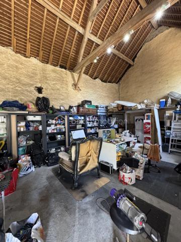 Amoureux de charme, d’authenticité et de nature… cette propriété est faite pour vous.

Dans un environnement paisible et verdoyant, à l’abri des regards, découvrez cette superbe maison briarde de caractère développant environ 146 m² habitables, édifiée sur un magnifique terrain clos et arboré de 1 350 m².

Dès l’arrivée, le charme opère : façade en pierre, cadre bucolique, végétation soignée… une atmosphère rare où calme et sérénité se rencontrent.
À l’intérieur, la maison offre de très beaux volumes et une distribution idéale pour une famille à la recherche d’espace et de confort.
Vous découvrirez :

Une agréable pièce de vie lumineuse avec le cachet de l’ancien,
Une salle à manger chaleureuse propice aux moments de convivialité,
Une cuisine conviviale et fonctionnelle,
Un espace détente pouvant être aménagé selon vos envies : bureau, bibliothèque, salon lecture ou espace télétravail,
Trois belles chambres,
Dont une suite parentale offrant confort et intimité.

La maison séduit par son authenticité : pierres apparentes, volumes généreux, ambiance chaleureuse et potentiel d’aménagement.
À l’extérieur, le terrain de 1 350 m² constitue un véritable havre de paix. Entièrement clos et arboré, il permettra de profiter pleinement des beaux jours en famille ou entre amis.
Un véritable atout rare sur le secteur : deux dépendances indépendantes de 44 m² et 16 m² viennent compléter ce bien. Elles offrent de nombreuses possibilités :
bureau indépendant,
atelier d’artiste,
logement d’appoint,
activité libérale,
espace de télétravail,
studio indépendant ou projet locatif.
Un garage complète également les prestations.
Les + qui font la différence :


✔ Maison pleine de charme
✔ Environnement calme et verdoyant
✔ Terrain plat et arboré
✔ Dépendances avec fort potentiel
✔ Volumes généreux
✔ Idéal famille ou projet mixte habitation / activité
✔ Cadre de vie recherché
✔ Bien rare sur le secteur


Cette propriété séduira les acquéreurs en quête d’un lieu de vie authentique, chaleureux et évolutif, tout en restant proche des commodités.
Une maison où l’on se projette immédiatement.


📞 À visiter sans tarder – Coup de cœur assuré.