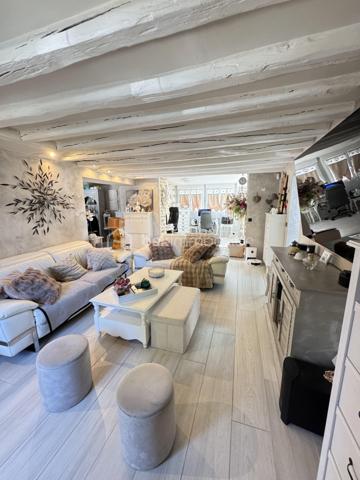 Amoureux de charme, d’authenticité et de nature… cette propriété est faite pour vous.

Dans un environnement paisible et verdoyant, à l’abri des regards, découvrez cette superbe maison briarde de caractère développant environ 146 m² habitables, édifiée sur un magnifique terrain clos et arboré de 1 350 m².

Dès l’arrivée, le charme opère : façade en pierre, cadre bucolique, végétation soignée… une atmosphère rare où calme et sérénité se rencontrent.
À l’intérieur, la maison offre de très beaux volumes et une distribution idéale pour une famille à la recherche d’espace et de confort.
Vous découvrirez :

Une agréable pièce de vie lumineuse avec le cachet de l’ancien,
Une salle à manger chaleureuse propice aux moments de convivialité,
Une cuisine conviviale et fonctionnelle,
Un espace détente pouvant être aménagé selon vos envies : bureau, bibliothèque, salon lecture ou espace télétravail,
Trois belles chambres,
Dont une suite parentale offrant confort et intimité.

La maison séduit par son authenticité : pierres apparentes, volumes généreux, ambiance chaleureuse et potentiel d’aménagement.
À l’extérieur, le terrain de 1 350 m² constitue un véritable havre de paix. Entièrement clos et arboré, il permettra de profiter pleinement des beaux jours en famille ou entre amis.
Un véritable atout rare sur le secteur : deux dépendances indépendantes de 44 m² et 16 m² viennent compléter ce bien. Elles offrent de nombreuses possibilités :
bureau indépendant,
atelier d’artiste,
logement d’appoint,
activité libérale,
espace de télétravail,
studio indépendant ou projet locatif.
Un garage complète également les prestations.
Les + qui font la différence :


✔ Maison pleine de charme
✔ Environnement calme et verdoyant
✔ Terrain plat et arboré
✔ Dépendances avec fort potentiel
✔ Volumes généreux
✔ Idéal famille ou projet mixte habitation / activité
✔ Cadre de vie recherché
✔ Bien rare sur le secteur


Cette propriété séduira les acquéreurs en quête d’un lieu de vie authentique, chaleureux et évolutif, tout en restant proche des commodités.
Une maison où l’on se projette immédiatement.


📞 À visiter sans tarder – Coup de cœur assuré.