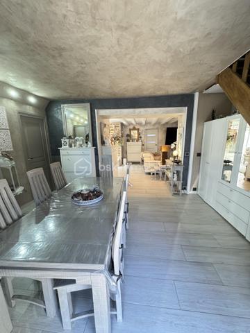 Amoureux de charme, d’authenticité et de nature… cette propriété est faite pour vous.

Dans un environnement paisible et verdoyant, à l’abri des regards, découvrez cette superbe maison briarde de caractère développant environ 146 m² habitables, édifiée sur un magnifique terrain clos et arboré de 1 350 m².

Dès l’arrivée, le charme opère : façade en pierre, cadre bucolique, végétation soignée… une atmosphère rare où calme et sérénité se rencontrent.
À l’intérieur, la maison offre de très beaux volumes et une distribution idéale pour une famille à la recherche d’espace et de confort.
Vous découvrirez :

Une agréable pièce de vie lumineuse avec le cachet de l’ancien,
Une salle à manger chaleureuse propice aux moments de convivialité,
Une cuisine conviviale et fonctionnelle,
Un espace détente pouvant être aménagé selon vos envies : bureau, bibliothèque, salon lecture ou espace télétravail,
Trois belles chambres,
Dont une suite parentale offrant confort et intimité.

La maison séduit par son authenticité : pierres apparentes, volumes généreux, ambiance chaleureuse et potentiel d’aménagement.
À l’extérieur, le terrain de 1 350 m² constitue un véritable havre de paix. Entièrement clos et arboré, il permettra de profiter pleinement des beaux jours en famille ou entre amis.
Un véritable atout rare sur le secteur : deux dépendances indépendantes de 44 m² et 16 m² viennent compléter ce bien. Elles offrent de nombreuses possibilités :
bureau indépendant,
atelier d’artiste,
logement d’appoint,
activité libérale,
espace de télétravail,
studio indépendant ou projet locatif.
Un garage complète également les prestations.
Les + qui font la différence :


✔ Maison pleine de charme
✔ Environnement calme et verdoyant
✔ Terrain plat et arboré
✔ Dépendances avec fort potentiel
✔ Volumes généreux
✔ Idéal famille ou projet mixte habitation / activité
✔ Cadre de vie recherché
✔ Bien rare sur le secteur


Cette propriété séduira les acquéreurs en quête d’un lieu de vie authentique, chaleureux et évolutif, tout en restant proche des commodités.
Une maison où l’on se projette immédiatement.


📞 À visiter sans tarder – Coup de cœur assuré.