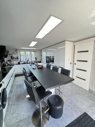 Amoureux de charme, d’authenticité et de nature… cette propriété est faite pour vous.

Dans un environnement paisible et verdoyant, à l’abri des regards, découvrez cette superbe maison briarde de caractère développant environ 146 m² habitables, édifiée sur un magnifique terrain clos et arboré de 1 350 m².

Dès l’arrivée, le charme opère : façade en pierre, cadre bucolique, végétation soignée… une atmosphère rare où calme et sérénité se rencontrent.
À l’intérieur, la maison offre de très beaux volumes et une distribution idéale pour une famille à la recherche d’espace et de confort.
Vous découvrirez :

Une agréable pièce de vie lumineuse avec le cachet de l’ancien,
Une salle à manger chaleureuse propice aux moments de convivialité,
Une cuisine conviviale et fonctionnelle,
Un espace détente pouvant être aménagé selon vos envies : bureau, bibliothèque, salon lecture ou espace télétravail,
Trois belles chambres,
Dont une suite parentale offrant confort et intimité.

La maison séduit par son authenticité : pierres apparentes, volumes généreux, ambiance chaleureuse et potentiel d’aménagement.
À l’extérieur, le terrain de 1 350 m² constitue un véritable havre de paix. Entièrement clos et arboré, il permettra de profiter pleinement des beaux jours en famille ou entre amis.
Un véritable atout rare sur le secteur : deux dépendances indépendantes de 44 m² et 16 m² viennent compléter ce bien. Elles offrent de nombreuses possibilités :
bureau indépendant,
atelier d’artiste,
logement d’appoint,
activité libérale,
espace de télétravail,
studio indépendant ou projet locatif.
Un garage complète également les prestations.
Les + qui font la différence :


✔ Maison pleine de charme
✔ Environnement calme et verdoyant
✔ Terrain plat et arboré
✔ Dépendances avec fort potentiel
✔ Volumes généreux
✔ Idéal famille ou projet mixte habitation / activité
✔ Cadre de vie recherché
✔ Bien rare sur le secteur


Cette propriété séduira les acquéreurs en quête d’un lieu de vie authentique, chaleureux et évolutif, tout en restant proche des commodités.
Une maison où l’on se projette immédiatement.


📞 À visiter sans tarder – Coup de cœur assuré.