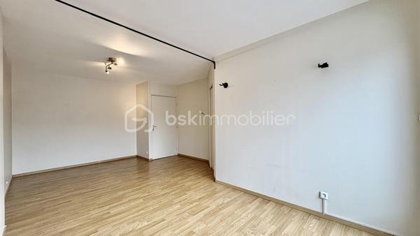 Seulement chez BSK IMMOBILIER!!!! 

Venez découvrir ce magnifique appartement de type F2 dans une ville dynamique? Ce bien situé à ÉVRY-COURCOURONNES (91000) est fait pour vous !
Idéale pour une première acquisition ou un investissement.
Sur le secteur des Aunettes, dans une résidence est idéalement situé à deux pas des commerces, écoles et des transports en commun, et qui vous permettra d'avoir un accès rapide et facile aux grands axes routiers.
Ce bel appartement se compose d'une entrée, un séjour donnant sur un balcon, une cuisine séparée, 1 belles chambres donnant aussi sur le balcon, une salle d'eau, un WC séparé. 
Pour compléter ce bien, vous disposer d'une place de parking en sous-sol.

Les Plus +++:
- Proche de toutes les commodités 
- 1 Place de parking privée en sous-sol
- Cuisine Séparée
- Balcon

Pour plus de renseignement n'hésitez pas à me contacter!!!!