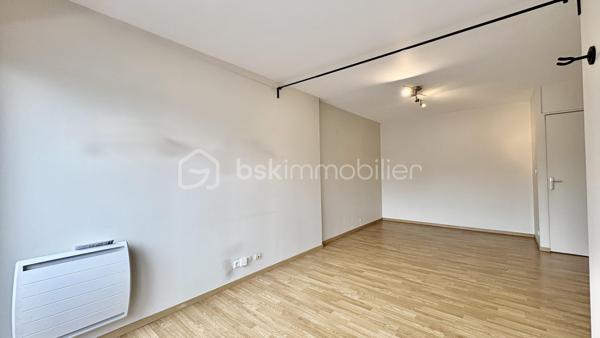Seulement chez BSK IMMOBILIER!!!! 

Venez découvrir ce magnifique appartement de type F2 dans une ville dynamique? Ce bien situé à ÉVRY-COURCOURONNES (91000) est fait pour vous !
Idéale pour une première acquisition ou un investissement.
Sur le secteur des Aunettes, dans une résidence est idéalement situé à deux pas des commerces, écoles et des transports en commun, et qui vous permettra d'avoir un accès rapide et facile aux grands axes routiers.
Ce bel appartement se compose d'une entrée, un séjour donnant sur un balcon, une cuisine séparée, 1 belles chambres donnant aussi sur le balcon, une salle d'eau, un WC séparé. 
Pour compléter ce bien, vous disposer d'une place de parking en sous-sol.

Les Plus +++:
- Proche de toutes les commodités 
- 1 Place de parking privée en sous-sol
- Cuisine Séparée
- Balcon

Pour plus de renseignement n'hésitez pas à me contacter!!!!