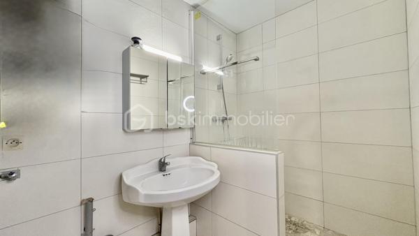 Seulement chez BSK IMMOBILIER!!!! 

Venez découvrir ce magnifique appartement de type F2 dans une ville dynamique? Ce bien situé à ÉVRY-COURCOURONNES (91000) est fait pour vous !
Idéale pour une première acquisition ou un investissement.
Sur le secteur des Aunettes, dans une résidence est idéalement situé à deux pas des commerces, écoles et des transports en commun, et qui vous permettra d'avoir un accès rapide et facile aux grands axes routiers.
Ce bel appartement se compose d'une entrée, un séjour donnant sur un balcon, une cuisine séparée, 1 belles chambres donnant aussi sur le balcon, une salle d'eau, un WC séparé. 
Pour compléter ce bien, vous disposer d'une place de parking en sous-sol.

Les Plus +++:
- Proche de toutes les commodités 
- 1 Place de parking privée en sous-sol
- Cuisine Séparée
- Balcon

Pour plus de renseignement n'hésitez pas à me contacter!!!!