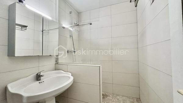 Seulement chez BSK IMMOBILIER!!!! 

Venez découvrir ce magnifique appartement de type F2 dans une ville dynamique? Ce bien situé à ÉVRY-COURCOURONNES (91000) est fait pour vous !
Idéale pour une première acquisition ou un investissement.
Sur le secteur des Aunettes, dans une résidence est idéalement situé à deux pas des commerces, écoles et des transports en commun, et qui vous permettra d'avoir un accès rapide et facile aux grands axes routiers.
Ce bel appartement se compose d'une entrée, un séjour donnant sur un balcon, une cuisine séparée, 1 belles chambres donnant aussi sur le balcon, une salle d'eau, un WC séparé. 
Pour compléter ce bien, vous disposer d'une place de parking en sous-sol.

Les Plus +++:
- Proche de toutes les commodités 
- 1 Place de parking privée en sous-sol
- Cuisine Séparée
- Balcon

Pour plus de renseignement n'hésitez pas à me contacter!!!!