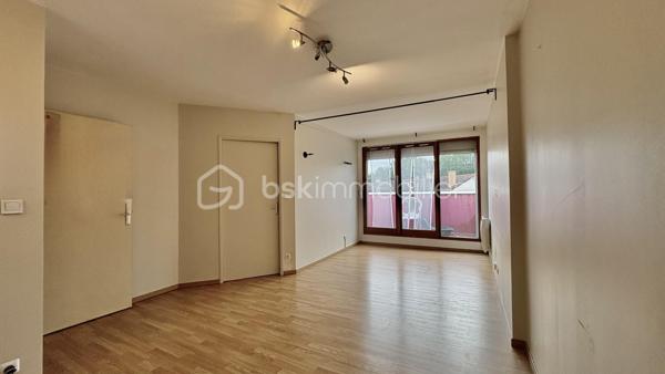 Seulement chez BSK IMMOBILIER!!!! 

Venez découvrir ce magnifique appartement de type F2 dans une ville dynamique? Ce bien situé à ÉVRY-COURCOURONNES (91000) est fait pour vous !
Idéale pour une première acquisition ou un investissement.
Sur le secteur des Aunettes, dans une résidence est idéalement situé à deux pas des commerces, écoles et des transports en commun, et qui vous permettra d'avoir un accès rapide et facile aux grands axes routiers.
Ce bel appartement se compose d'une entrée, un séjour donnant sur un balcon, une cuisine séparée, 1 belles chambres donnant aussi sur le balcon, une salle d'eau, un WC séparé. 
Pour compléter ce bien, vous disposer d'une place de parking en sous-sol.

Les Plus +++:
- Proche de toutes les commodités 
- 1 Place de parking privée en sous-sol
- Cuisine Séparée
- Balcon

Pour plus de renseignement n'hésitez pas à me contacter!!!!