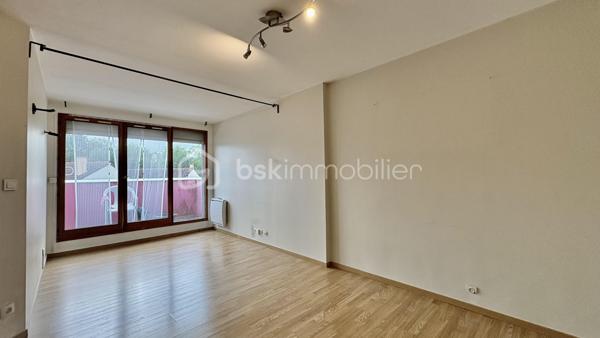 Seulement chez BSK IMMOBILIER!!!! 

Venez découvrir ce magnifique appartement de type F2 dans une ville dynamique? Ce bien situé à ÉVRY-COURCOURONNES (91000) est fait pour vous !
Idéale pour une première acquisition ou un investissement.
Sur le secteur des Aunettes, dans une résidence est idéalement situé à deux pas des commerces, écoles et des transports en commun, et qui vous permettra d'avoir un accès rapide et facile aux grands axes routiers.
Ce bel appartement se compose d'une entrée, un séjour donnant sur un balcon, une cuisine séparée, 1 belles chambres donnant aussi sur le balcon, une salle d'eau, un WC séparé. 
Pour compléter ce bien, vous disposer d'une place de parking en sous-sol.

Les Plus +++:
- Proche de toutes les commodités 
- 1 Place de parking privée en sous-sol
- Cuisine Séparée
- Balcon

Pour plus de renseignement n'hésitez pas à me contacter!!!!