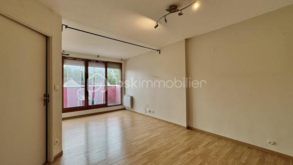 Seulement chez BSK IMMOBILIER!!!! 

Venez découvrir ce magnifique appartement de type F2 dans une ville dynamique? Ce bien situé à ÉVRY-COURCOURONNES (91000) est fait pour vous !
Idéale pour une première acquisition ou un investissement.
Sur le secteur des Aunettes, dans une résidence est idéalement situé à deux pas des commerces, écoles et des transports en commun, et qui vous permettra d'avoir un accès rapide et facile aux grands axes routiers.
Ce bel appartement se compose d'une entrée, un séjour donnant sur un balcon, une cuisine séparée, 1 belles chambres donnant aussi sur le balcon, une salle d'eau, un WC séparé. 
Pour compléter ce bien, vous disposer d'une place de parking en sous-sol.

Les Plus +++:
- Proche de toutes les commodités 
- 1 Place de parking privée en sous-sol
- Cuisine Séparée
- Balcon

Pour plus de renseignement n'hésitez pas à me contacter!!!!