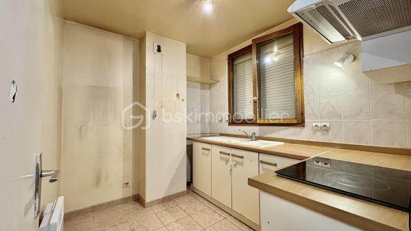 Seulement chez BSK IMMOBILIER!!!! 

Venez découvrir ce magnifique appartement de type F2 dans une ville dynamique? Ce bien situé à ÉVRY-COURCOURONNES (91000) est fait pour vous !
Idéale pour une première acquisition ou un investissement.
Sur le secteur des Aunettes, dans une résidence est idéalement situé à deux pas des commerces, écoles et des transports en commun, et qui vous permettra d'avoir un accès rapide et facile aux grands axes routiers.
Ce bel appartement se compose d'une entrée, un séjour donnant sur un balcon, une cuisine séparée, 1 belles chambres donnant aussi sur le balcon, une salle d'eau, un WC séparé. 
Pour compléter ce bien, vous disposer d'une place de parking en sous-sol.

Les Plus +++:
- Proche de toutes les commodités 
- 1 Place de parking privée en sous-sol
- Cuisine Séparée
- Balcon

Pour plus de renseignement n'hésitez pas à me contacter!!!!