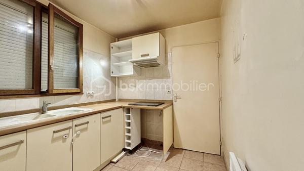Seulement chez BSK IMMOBILIER!!!! 

Venez découvrir ce magnifique appartement de type F2 dans une ville dynamique? Ce bien situé à ÉVRY-COURCOURONNES (91000) est fait pour vous !
Idéale pour une première acquisition ou un investissement.
Sur le secteur des Aunettes, dans une résidence est idéalement situé à deux pas des commerces, écoles et des transports en commun, et qui vous permettra d'avoir un accès rapide et facile aux grands axes routiers.
Ce bel appartement se compose d'une entrée, un séjour donnant sur un balcon, une cuisine séparée, 1 belles chambres donnant aussi sur le balcon, une salle d'eau, un WC séparé. 
Pour compléter ce bien, vous disposer d'une place de parking en sous-sol.

Les Plus +++:
- Proche de toutes les commodités 
- 1 Place de parking privée en sous-sol
- Cuisine Séparée
- Balcon

Pour plus de renseignement n'hésitez pas à me contacter!!!!