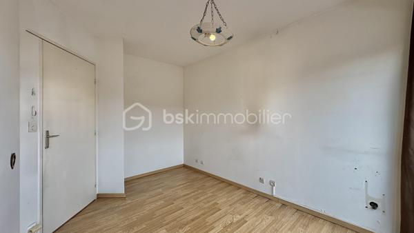 Seulement chez BSK IMMOBILIER!!!! 

Venez découvrir ce magnifique appartement de type F2 dans une ville dynamique? Ce bien situé à ÉVRY-COURCOURONNES (91000) est fait pour vous !
Idéale pour une première acquisition ou un investissement.
Sur le secteur des Aunettes, dans une résidence est idéalement situé à deux pas des commerces, écoles et des transports en commun, et qui vous permettra d'avoir un accès rapide et facile aux grands axes routiers.
Ce bel appartement se compose d'une entrée, un séjour donnant sur un balcon, une cuisine séparée, 1 belles chambres donnant aussi sur le balcon, une salle d'eau, un WC séparé. 
Pour compléter ce bien, vous disposer d'une place de parking en sous-sol.

Les Plus +++:
- Proche de toutes les commodités 
- 1 Place de parking privée en sous-sol
- Cuisine Séparée
- Balcon

Pour plus de renseignement n'hésitez pas à me contacter!!!!