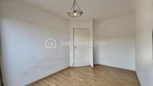 Seulement chez BSK IMMOBILIER!!!! 

Venez découvrir ce magnifique appartement de type F2 dans une ville dynamique? Ce bien situé à ÉVRY-COURCOURONNES (91000) est fait pour vous !
Idéale pour une première acquisition ou un investissement.
Sur le secteur des Aunettes, dans une résidence est idéalement situé à deux pas des commerces, écoles et des transports en commun, et qui vous permettra d'avoir un accès rapide et facile aux grands axes routiers.
Ce bel appartement se compose d'une entrée, un séjour donnant sur un balcon, une cuisine séparée, 1 belles chambres donnant aussi sur le balcon, une salle d'eau, un WC séparé. 
Pour compléter ce bien, vous disposer d'une place de parking en sous-sol.

Les Plus +++:
- Proche de toutes les commodités 
- 1 Place de parking privée en sous-sol
- Cuisine Séparée
- Balcon

Pour plus de renseignement n'hésitez pas à me contacter!!!!