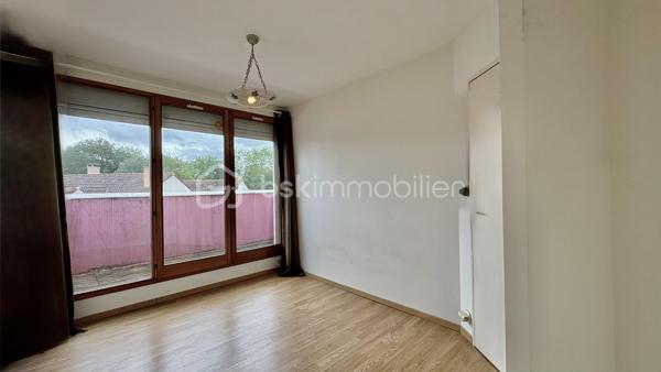 Seulement chez BSK IMMOBILIER!!!! 

Venez découvrir ce magnifique appartement de type F2 dans une ville dynamique? Ce bien situé à ÉVRY-COURCOURONNES (91000) est fait pour vous !
Idéale pour une première acquisition ou un investissement.
Sur le secteur des Aunettes, dans une résidence est idéalement situé à deux pas des commerces, écoles et des transports en commun, et qui vous permettra d'avoir un accès rapide et facile aux grands axes routiers.
Ce bel appartement se compose d'une entrée, un séjour donnant sur un balcon, une cuisine séparée, 1 belles chambres donnant aussi sur le balcon, une salle d'eau, un WC séparé. 
Pour compléter ce bien, vous disposer d'une place de parking en sous-sol.

Les Plus +++:
- Proche de toutes les commodités 
- 1 Place de parking privée en sous-sol
- Cuisine Séparée
- Balcon

Pour plus de renseignement n'hésitez pas à me contacter!!!!