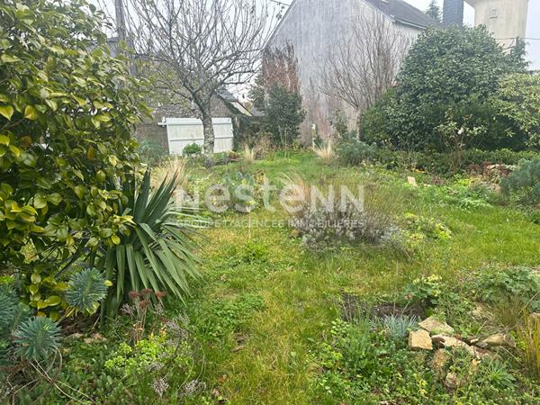 Terrain, constructible 280 m², sur les hauteurs d'un bourg.