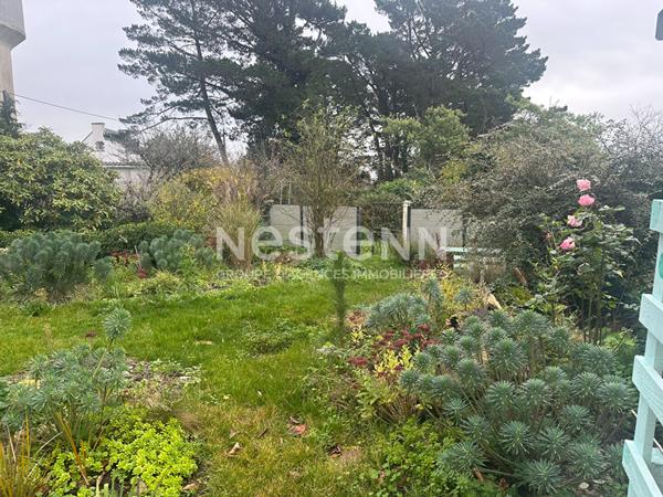 Terrain, constructible 280 m², sur les hauteurs d'un bourg.