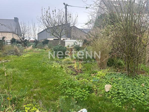 Terrain, constructible 280 m², sur les hauteurs d'un bourg.
