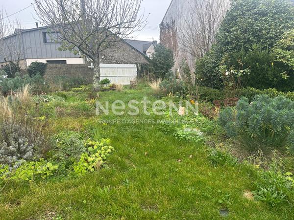 Terrain, constructible 280 m², sur les hauteurs d'un bourg.