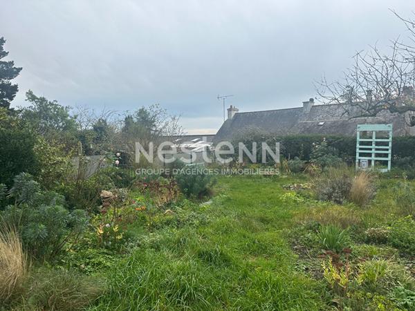 Terrain, constructible 280 m², sur les hauteurs d'un bourg.