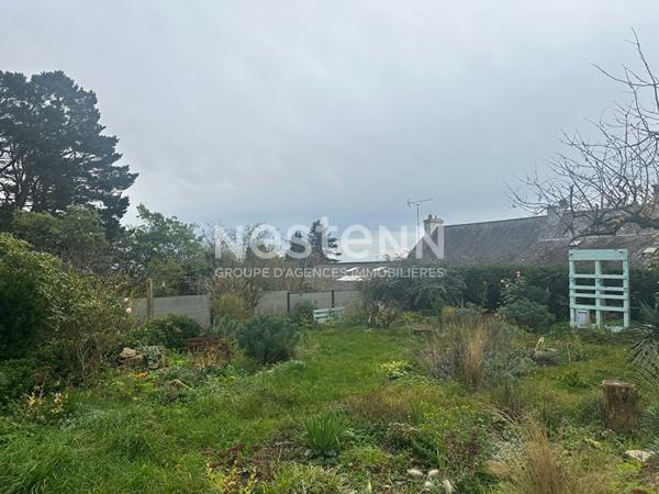Terrain, constructible 280 m², sur les hauteurs d'un bourg.
