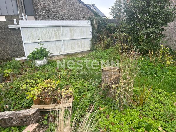 Terrain, constructible 280 m², sur les hauteurs d'un bourg.