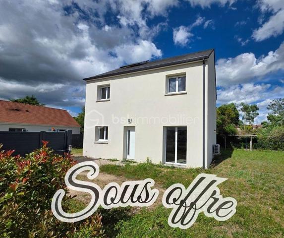 "Sous-offre" Au rez-de-chaussée, vous découvrirez une pièce de vie avec séjour/salon et cuisine ouverte aménagée, donnant un accès direct à la terrasse. Ce niveau comprend également un cellier, un WC indépendant ainsi qu’une suite parentale avec dressing et salle d’eau privative.
À l’étage, une mezzanine dessert trois chambres, une salle d’eau et un second WC indépendant.
À l’extérieur, profitez d’un jardin entièrement clos avec cabanon terrasse, idéal pour les beaux jours