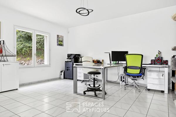 Maison d’architecte des années 80 au coeur d’un parc de 2,8 hectares