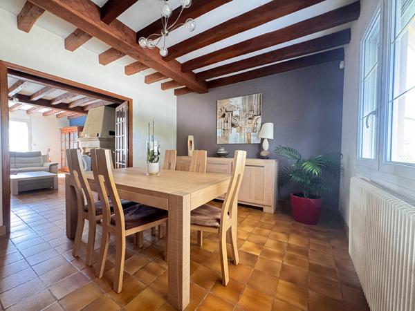 A VENDRE MAISON FAMILLIALE DE 5  CHAMBRES AVEC GRAND TERRAIN AUX PORTES DE PERIGUEUX.