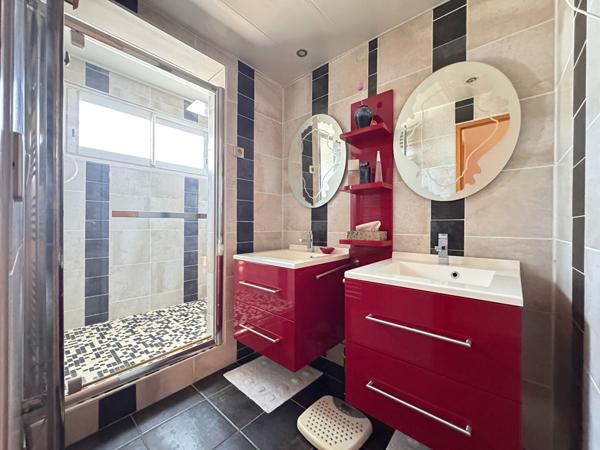 A VENDRE MAISON FAMILLIALE DE 5  CHAMBRES AVEC GRAND TERRAIN AUX PORTES DE PERIGUEUX.