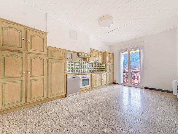 Bel immeuble de trois appartements avec extérieurs et garage