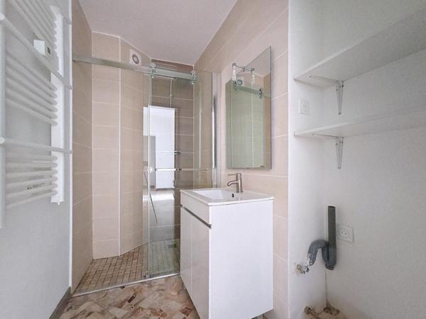 Bel immeuble de trois appartements avec extérieurs et garage