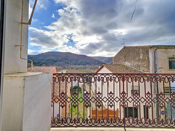 Bel immeuble de trois appartements avec extérieurs et garage