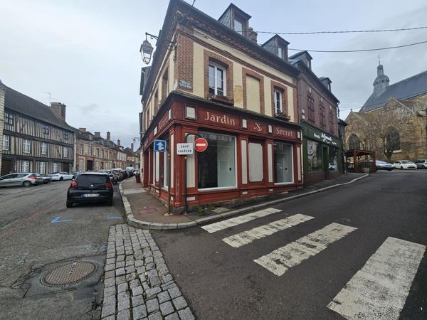 Local commercial , vitrines d'angle en centre ville