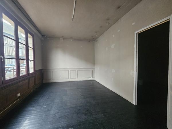 Local commercial , vitrines d'angle en centre ville