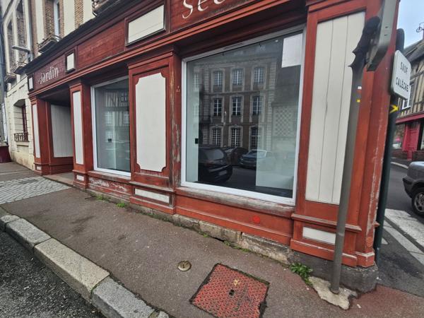 Local commercial , vitrines d'angle en centre ville
