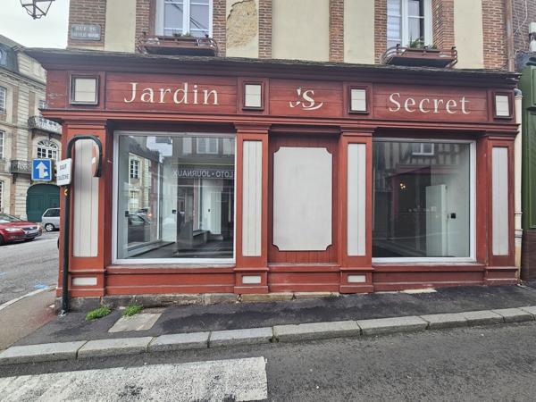 Local commercial , vitrines d'angle en centre ville