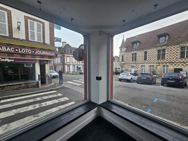 Local commercial , vitrines d'angle en centre ville