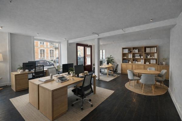 Local commercial , vitrines d'angle en centre ville