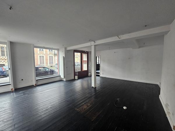 Local commercial , vitrines d'angle en centre ville