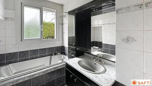 Belle maison individuelle d'environ 204 m2 (161 m2 carrez)