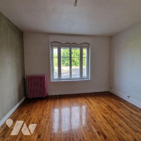 A vendre, dans la commune de Saint Pierre des Nids, une maison de ville d'une surface d'environ...