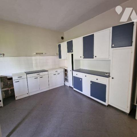 A vendre, dans la commune de Saint Pierre des Nids, une maison de ville d'une surface d'environ...