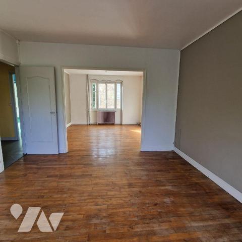 A vendre, dans la commune de Saint Pierre des Nids, une maison de ville d'une surface d'environ...