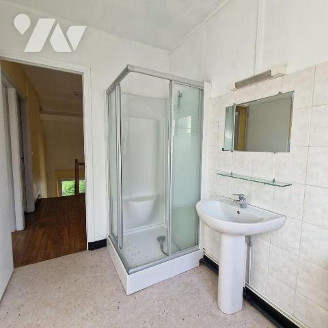 A vendre, dans la commune de Saint Pierre des Nids, une maison de ville d'une surface d'environ...