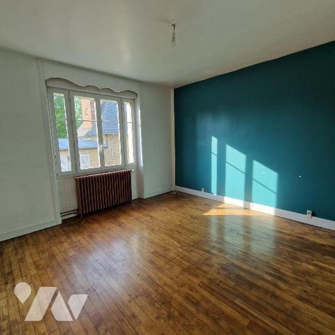 A vendre, dans la commune de Saint Pierre des Nids, une maison de ville d'une surface d'environ...